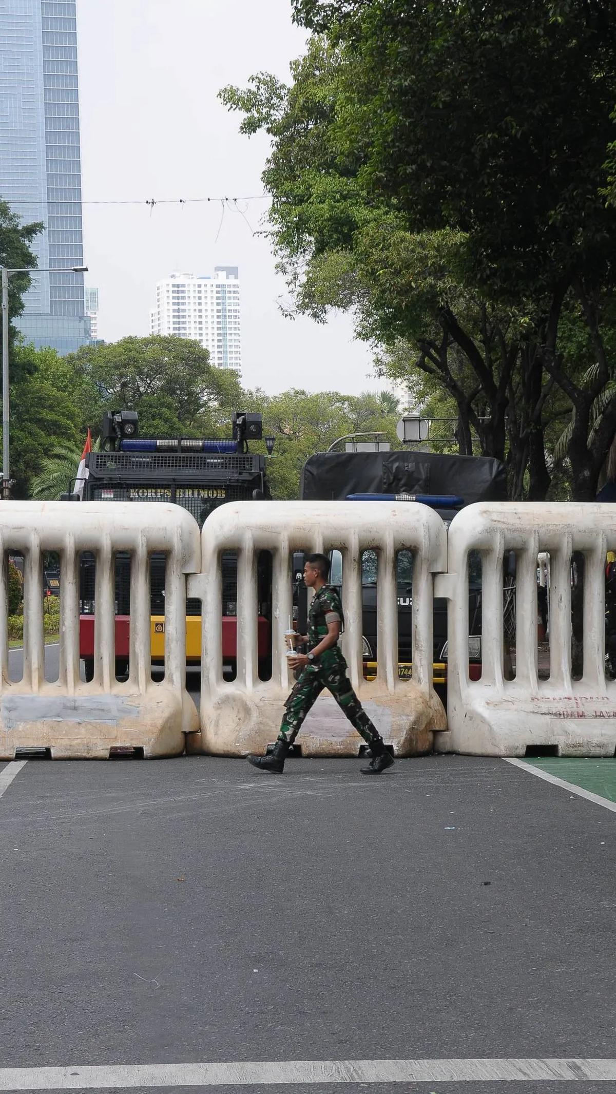 Selain kawat berduri,  barikade pagar setinggi lebih dari 2 meter juga dipasang memblokade Jalan Imam Bonjol.