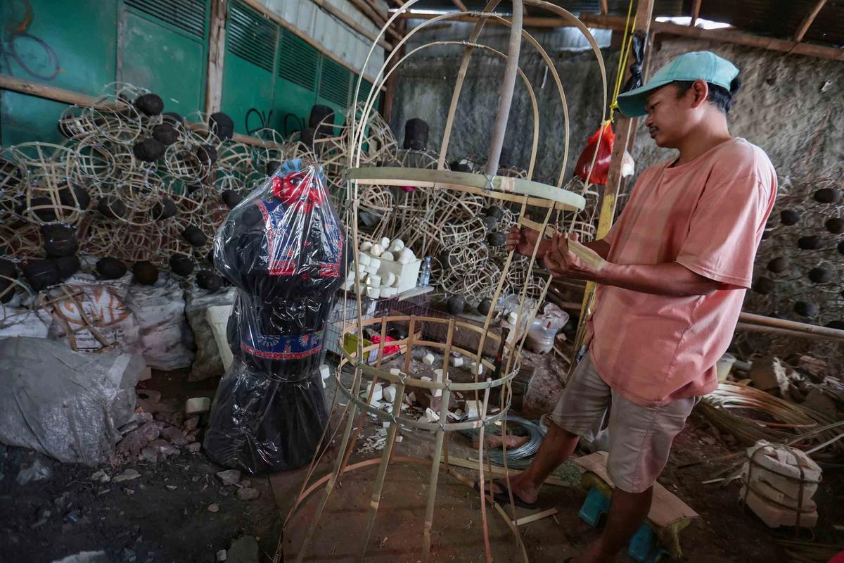 FOTO: Perajin Ondel Ondel Setu Babakan Kebanjiran Pesanan Jelang HUT Jakarta