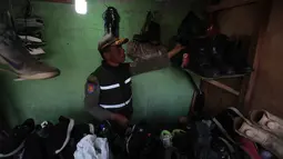 Petugas Satpol PP bersama kepolisian dan aparatur Kelurahan Kota Bambu Selatan menyasar kawasan KS Tubun, Tanah Abang, Jakarta Pusat, dalam razia peredaran tramadol, Selasa (13/10/2026). Pengawasan dilakukan untuk mencegah potensi penyalahgunaan obat di tengah masyarakat. (KLY/Budy Santoso)