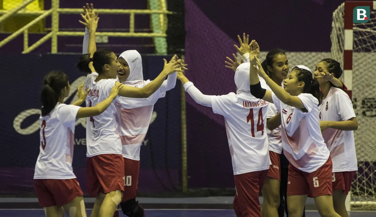Atlet bola tangan Indonesia melakukan selebrasi usai menaklukkan Malaysia pada laga Asian Games 2018 di GOR Popki Cibubur, Jakarta Timur, Selasa (14/8/2018). Indonesia menang 23-15 atas Malaysia. (Bola.com/Vitalis Yogi Trisna)