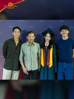 Tak hanya Pangeran Mateen, Sultah Bolkiah juga ikut mendampingi kelulusan sang anak.