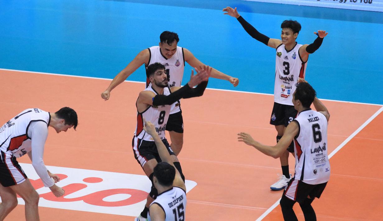 <p>Selebrasi para pemain Jakarta LavAni Allo Bank Electric, Mohammadreza Beik (tengah) dkk setelah mencetak angka saat menghadapi Palembang Bank Sumsel Babel pada laga pekan pertama putaran I PLN Mobile Proliga 2024 di GOR Amongrogo, Yogyakarta, Minggu (28/4/2024). Jakarta LavAni Allo Bank Electric menang 3-0 (26-24, 25-23, 25-19). (Dok. PBVSI)&nbsp;</p>