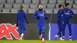 Lionel Messi dari PSG melakukan pemanasan selama sesi latihan di Munich, Jerman, Selasa (7/3/2023).
Pada leg pertama babak 16 besar Liga Champions, PSG kalah dari Bayern Muenchen di kandang sendiri dengan skor 0-1 lewat gol tunggal Kingsley Coman pada menit 53. (AP Photo/Matthias Schrader)