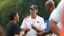 Pelatih Persija Jakarta, Paulo Camargo, berdiskusi dengan Presiden Persija, Ferry Paulus, saat laga uji coba melawan Villa 2000 di Lapangan POR Pelita Jaya, Sawangan, Sabtu (23/4/2016). (Bola.com/Nicklas Hanoatubun)