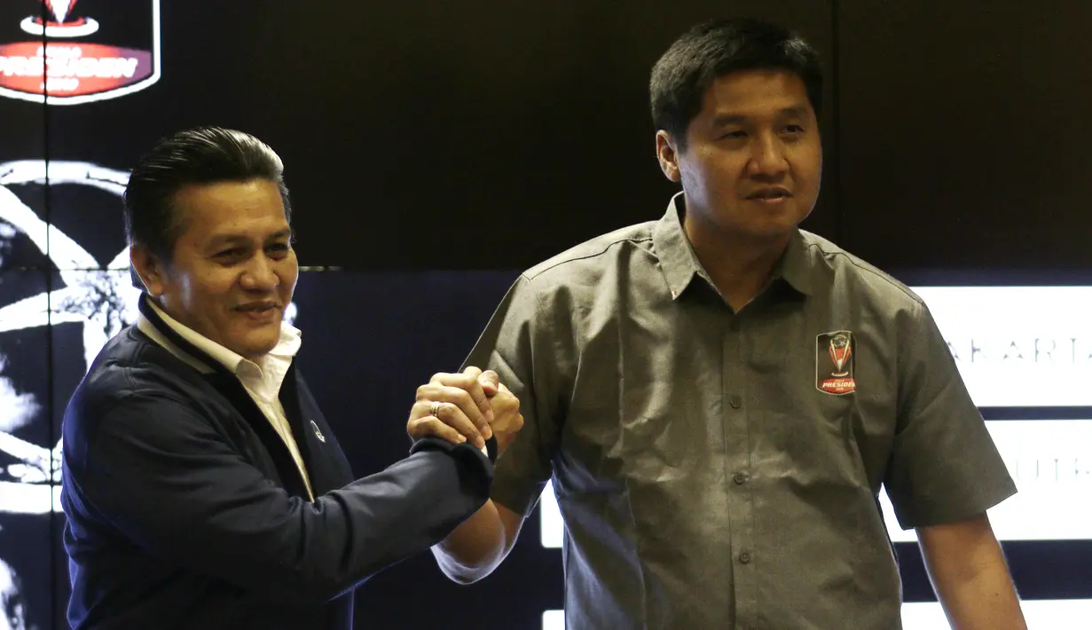 PLT Ketum PSSI, Gusti Randa dan Ketua Steering Committee, Maruarar Sirait, berjabat tangan saat drawing delapan besar Piala Presiden 2019 di ruang media SUGBK, Jakarta, Selasa (19/3). Pertandingan akan berlangsung pada 29-31 Maret mendatang. (Bola.com/Yop