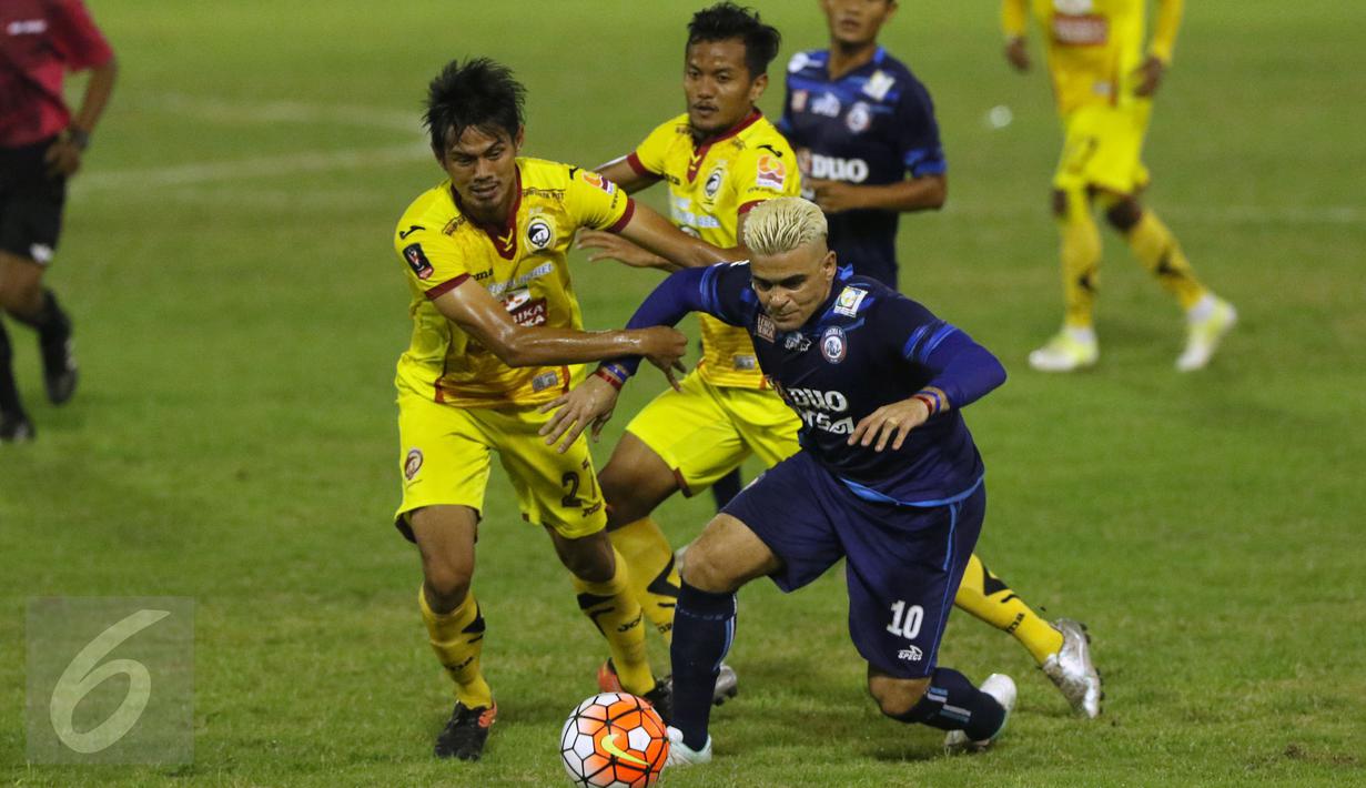 Penyerang Arema FC, C Gonzales (kanan) berusaha melewati kawalan dua pemain Sriwijaya FC saat laga 8 besar Piala Presiden 2017 di Stadion Manahan, Solo, Minggu (26/2). Arema melaju ke semifinal setelah unggul 1-0. (Liputan6.com/Helmi Fithriansyah) 
