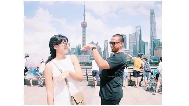 Fanny Ghassani dan suami bertingkah kocak namun tetap terlihat romantis