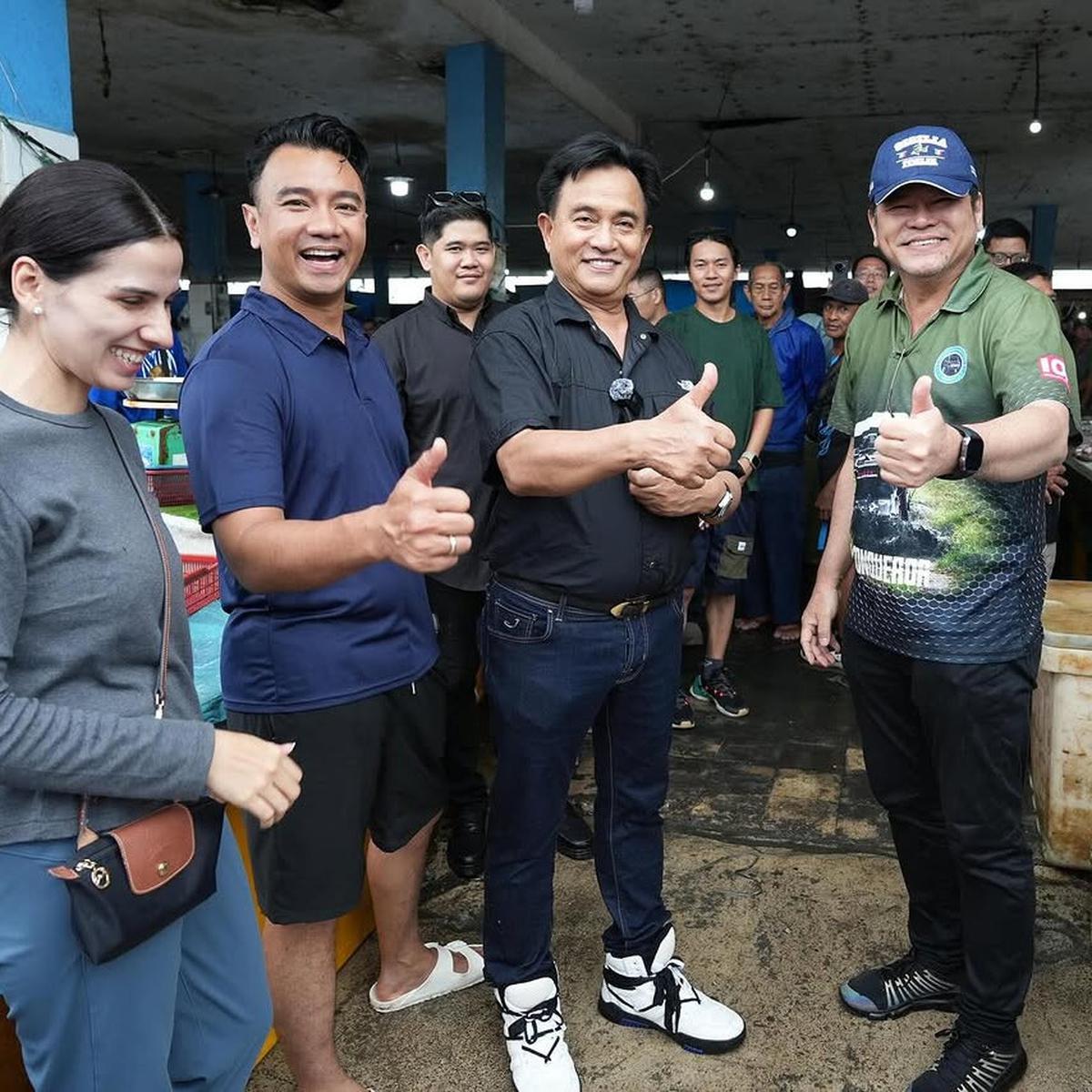 Gaya Keren Menko HAM Jalan-Jalan ke Pasar Ikan