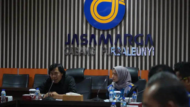 Anggota Dewan Perwakilan Daerah (DPD) wilayah Jawa Barat Alfiansyah Bustami alias Komeng saat meninjau langsung ke Kantor Jasamarga Metropolitan Tollroad (JMT).
