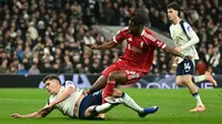 Striker Swedia Liverpool #09, Alexander Isak (C), mengalami cedera dalam duel dengan bek Belanda Tottenham Hotspur #37, Micky van de Ven, saat mencetak gol pembuka dalam pertandingan Liga nggris antara Tottenham Hotspur dan Liverpool di Stadion Tottenham Hotspur di London, pada 20 Desember 2025. (JUSTIN TALLIS/AFP)