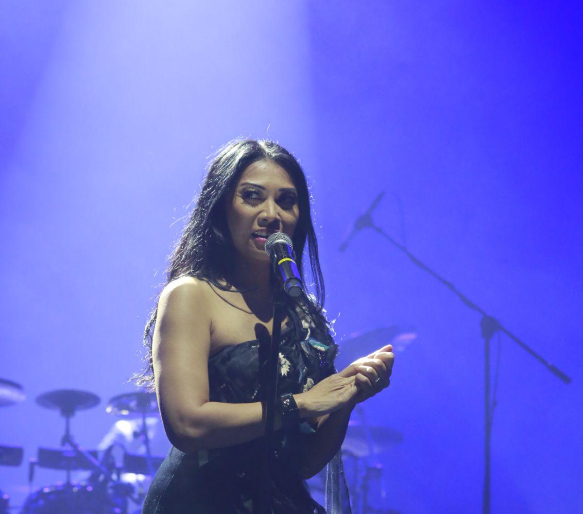 Tak hanya itu, Anggun C Sasmi juga tampil di panggung semalam membawakan lagunya sendiri berjudul Mimpi.