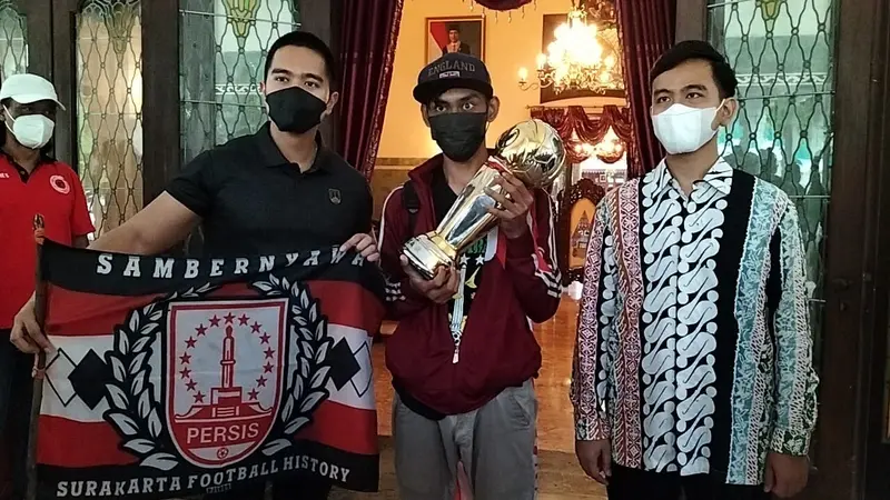 Suporter Persis Solo Nadzar Jalan Kaki Persis Solo Juara