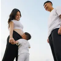 Kabar kehamilan Nikita Willy dan Winona Willy mencuri perhatian publik. Pasalnya, kakak beradik ini kembali merasakan kehamilan di waktu yang bersamaan. [@nikitawillyofficial94/@nonawilly16].