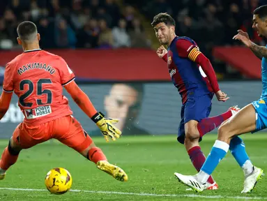 Pemain Barcelona Sergi Roberto (kedua dari kanan) mencetak gol ke gawang Almeria pada pertandingan sepak bola Liga Spanyol di Stadion Olimpic Lluis Companys, Barcelona, Spanyol, Rabu (20/12/2023). (AP Photo/Joan Monfort)