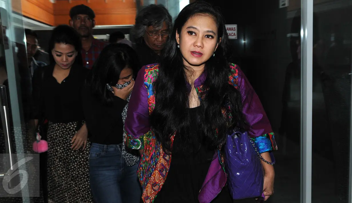 Terdakwa kasus korupsi proyek Kementerian PUPR, Damayanti Wisnu Putranti, usai menjalani sidang perdana di Pengadilan Tipikor, Jakarta, Rabu (8/6). Sidang mengagendakan pembacaan dakwaan oleh Jaksa Penuntut Umum KPK. (Liputan6.com/Helmi Afandi)