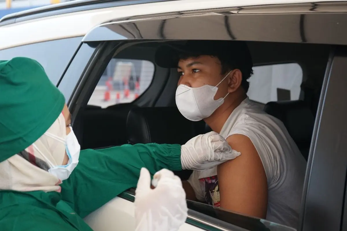 Jasa Marga telah menyuntikkan 22.923 dosis vaksin Pfizer dan Sinovac dalam kegiatan vaksinasi drive thru di Tol Jagorawi. (Dok Jasa Marga)