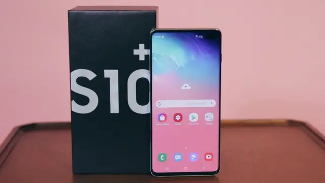 Tekno Liputan6.com berkesempatan untuk membongkar boks Samsung Galaxy S10 Plus