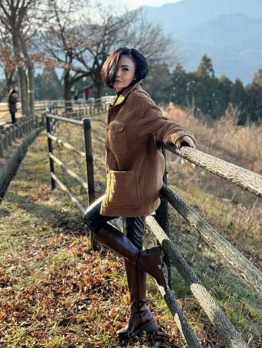 Gaya penampilannya ini membuat Yuni Shara tampak modish banget [Instagram/yunishara36]