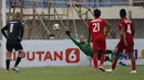 Kiper Madura United, Muhammad Ridwan gagal menangkap bola hasil eksekusi penalti bek Persik Kediri, Andri Ibo dalam laga Grup C Piala Menpora 2021 di Stadion Si Jalak Harupat, Bandung, Sabtu (3/4/2021). Madura United kalah 1-2 dari Persik. (Bola.com/Ikhwan Yanuar)