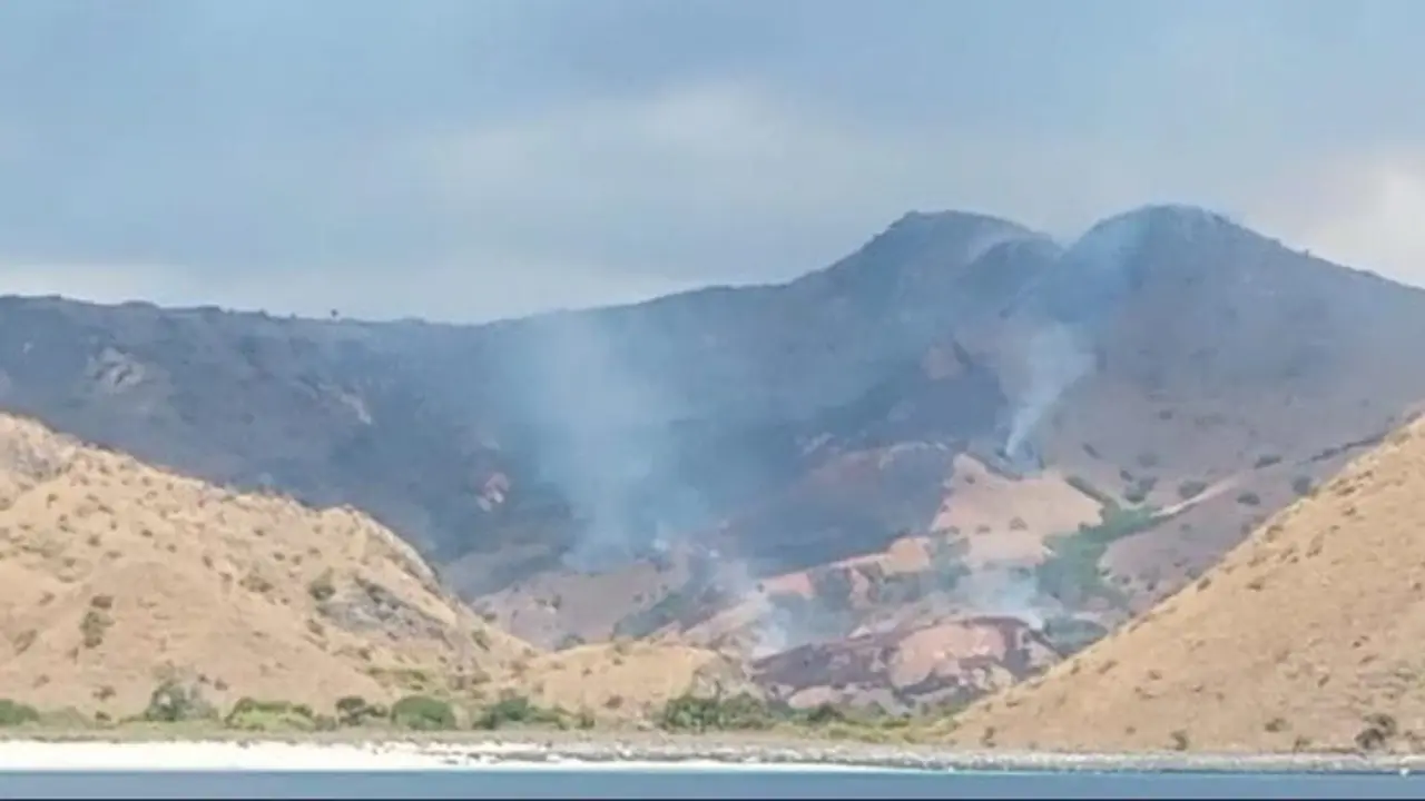 Padang Savana di di Laju Pamali sekitar Loh Wenci, bagian barat Pulau Komodo yang terbakar. (Foto istimewa)