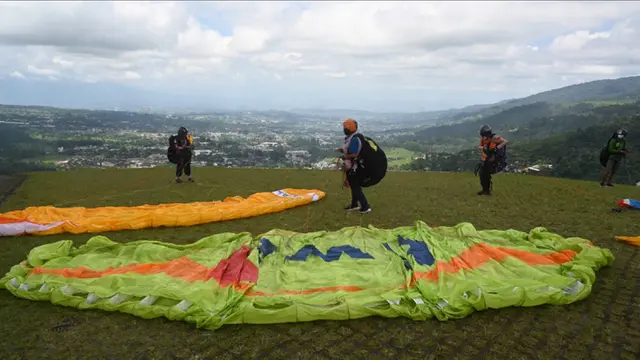 FOTO: Memacu Adrenalin Naik Paralayang di Puncak Bogor