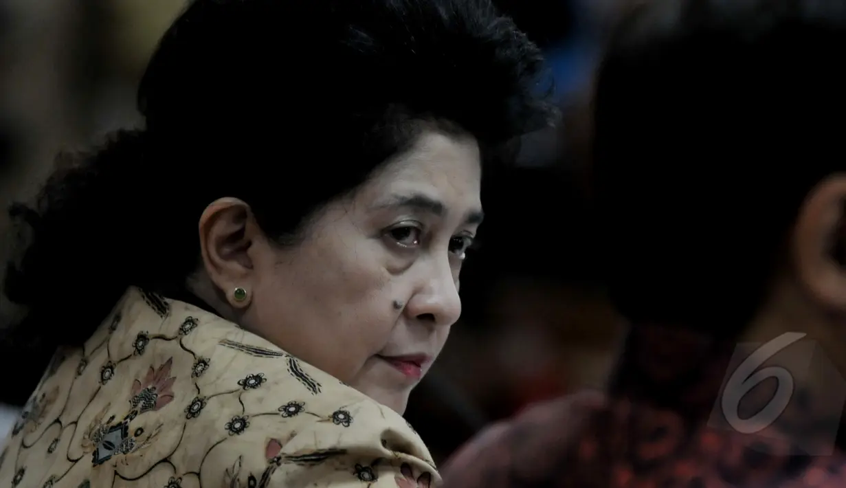 Menkes Nila F Moeloek , saat mengikuti hasil investigasi terkait kasus obat bius di Gedung Kemenkes, Jakarta, Senin (23/3/2015).Nila mengatakan PT Kalbe Farma lalai saat memproduksi obat bius Buvanest Spinal. (Liputan6.com/Johan Tallo)