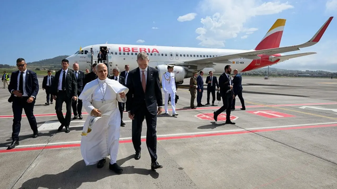 Raja Spanyol Felipe VI mendampingi Paus Leo XIV di Bandara Internasional Tenerife Norte-Los Rodeos, Tenerife, Spanyol, Jumat (12/6/2026), setelah penerbangan paus mengalami gangguan teknis.