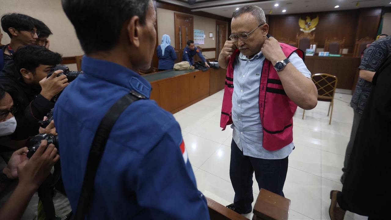 FOTO: Tiga Terdakwa Kasus  Korupsi Minyak Mentah  Dituntut Penjara 8 Tahun hingga 14 Tahun