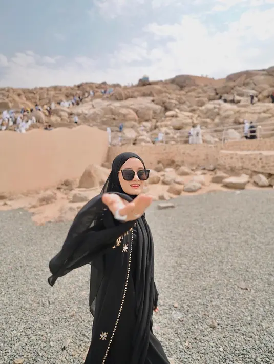 Gaya Dinda Hauw pakai abaya dengan detail payet emas bisa jadi pilihan buat kamu yang ingin tampil stylish dengan outfit serba hitam. @dindahw.