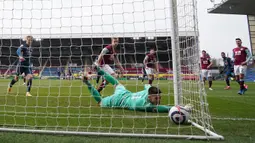 Kiper Burnley, Nick Pope gagal menghalau tendangan striker Arsenal, Pierre-Emerick Aubameyang yang berbuah gol dalam laga lanjutan Liga Inggris 2020/21 di Turf Moor, Burnley, Sabtu (6/3/2021). Burnley bermain imbang 1-1 dengan Arsenal. (AFP/Jon Super/Pool)