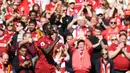 Striker Liverpool, Sadio Mane, merayakan gol yang dicetaknya ke gawang Wolverhampton pada laga Liga Inggris di Stadion Anfield, Liverpool, Minggu (12/5). Liverpool menang 2-0 atas Wolves. (AFP/Paul Ellis)