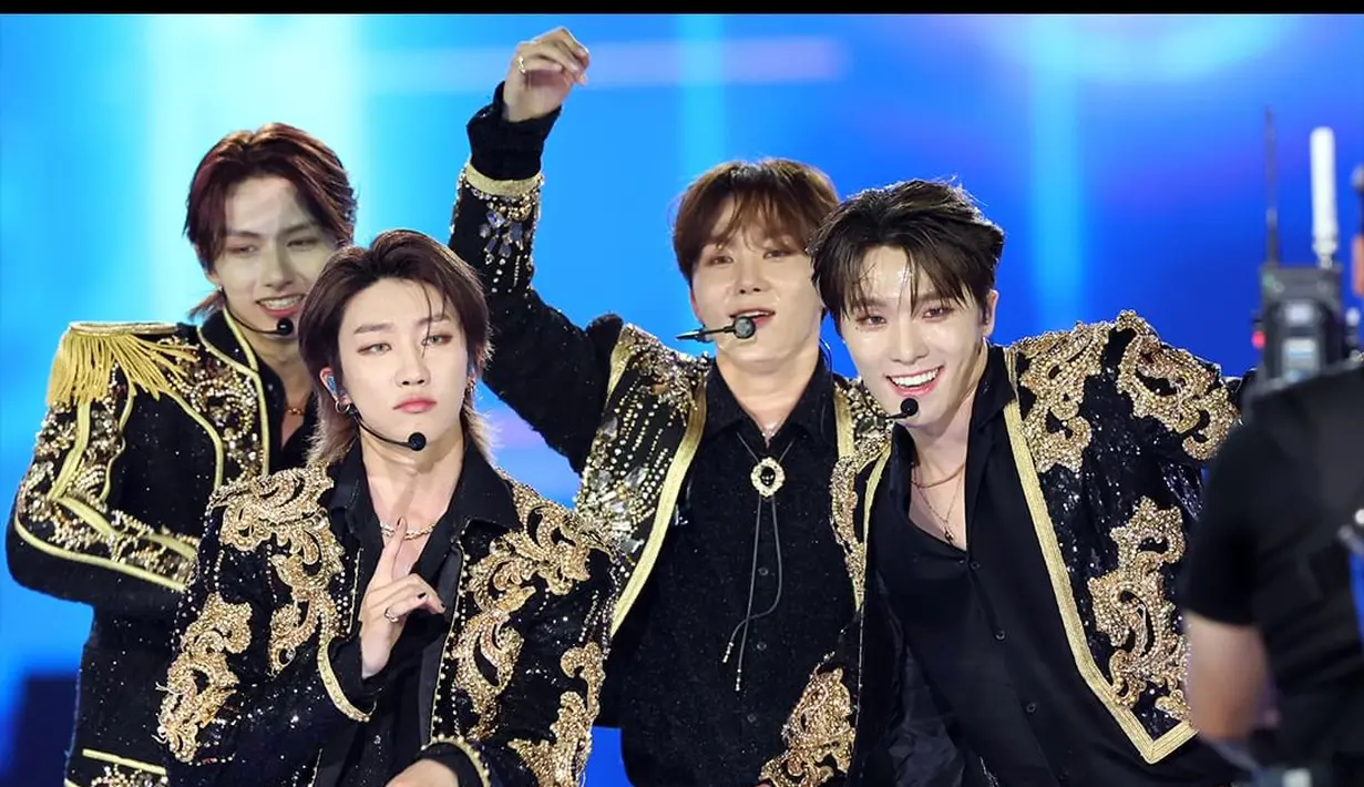 Outfit ini dikatakan mirip dengan outfit yang sering dikenakan oleh King Nassar. Bagaimana menurutmu, Sahabat FIMELA? Bukankah memang pesona para oppa ini tak ada tandingannya? [Foto: Instagram/golden_disc]