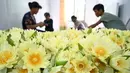 Penduduk desa memotong bunga teratai yang baru dipanen di Desa Xiatao di Shibeiping, Daerah Otonom Etnis Zhuang Guangxi, China, 5 Agustus 2020. Dalam beberapa tahun terakhir, produksi teh bunga teratai menjadi cara baru bagi penduduk setempat untuk meningkatkan pendapatan. (Xinhua/Li Hanchi)