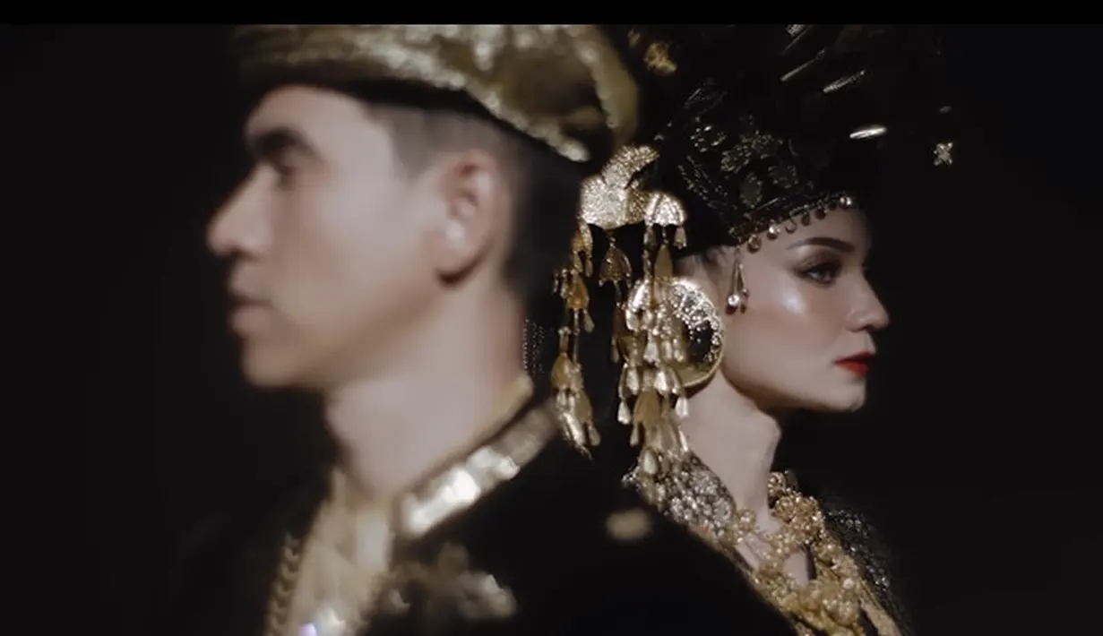 Dalam sebuah video, Enzy menampilkan beberapa potret prewedding bersama Maulana [@enzystoria]