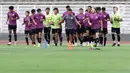 Sejumlah pemain Timnas Indonesia U-23 melakukan pemanasan jelang latihan di Stadion Madya Gelora Bung Karno, Jakarta, Selasa (12/4/2022). Latihan ini persiapan jelang Sea Games 2021 di Hanoi, Vietnam, 12 hingga 23 Mei 2022 mendatang. (Liputan6.com/Helmi Fithriansyah)