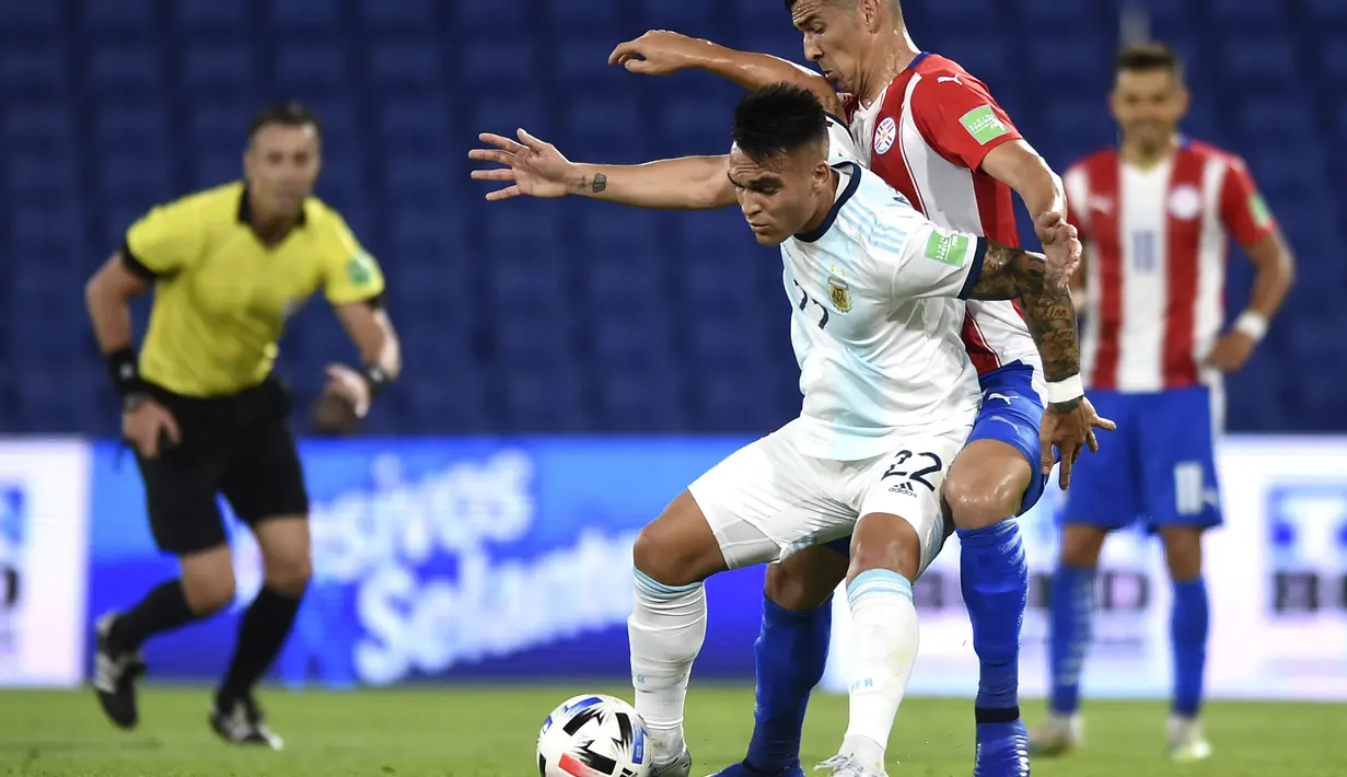Penyerang Argentina, Lautaro Martinez, berebut bola dengan bek Paraguay, Fabian Balbuena, pada laga kualifikasi Piala Dunia 2022 zona CONMEBOl di Stadion La Bombanera, Jumat (13/11/2020) pagi WIB. Argentina imbang 1-1 oleh Paraguay.