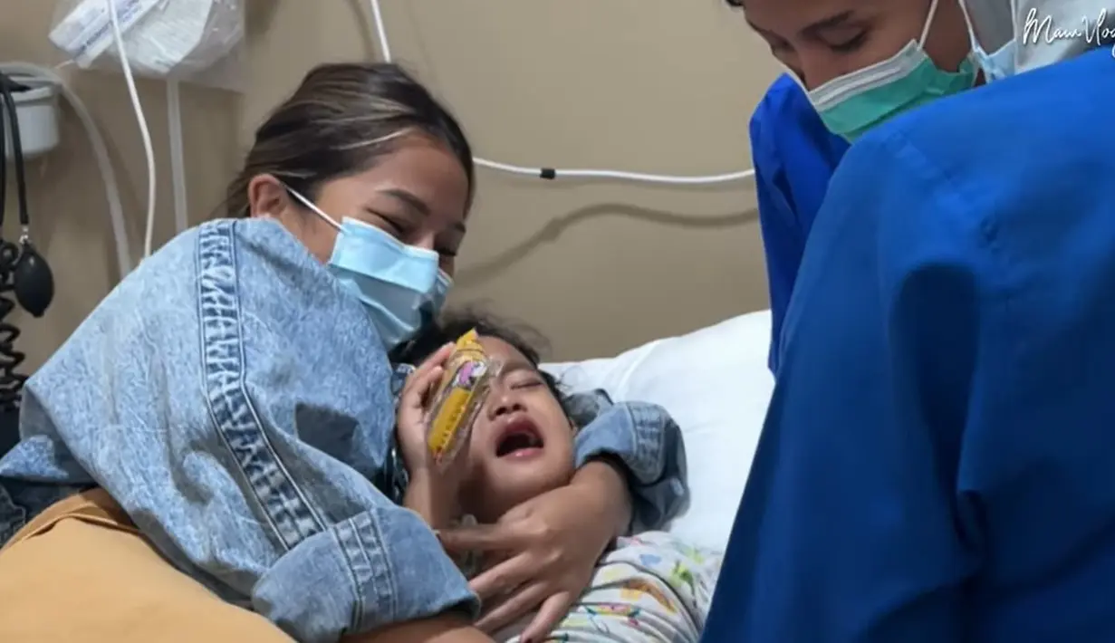 "Jadi Gewa itu sakit panasnya udah 3 hari yang lalu, panasnya itu naik turun. Kemarin terakhir aku ngerasa ada yang enggak beres sama batuknya, sama panasnya dia. Akhirnya aku bawa ke rumah sakit dan benar akhirnya Gewa harus di rawat inap," kata Mutia Ayu dilansiir dari kanal Youtubenya. [Youtube/Mutia Ayu]