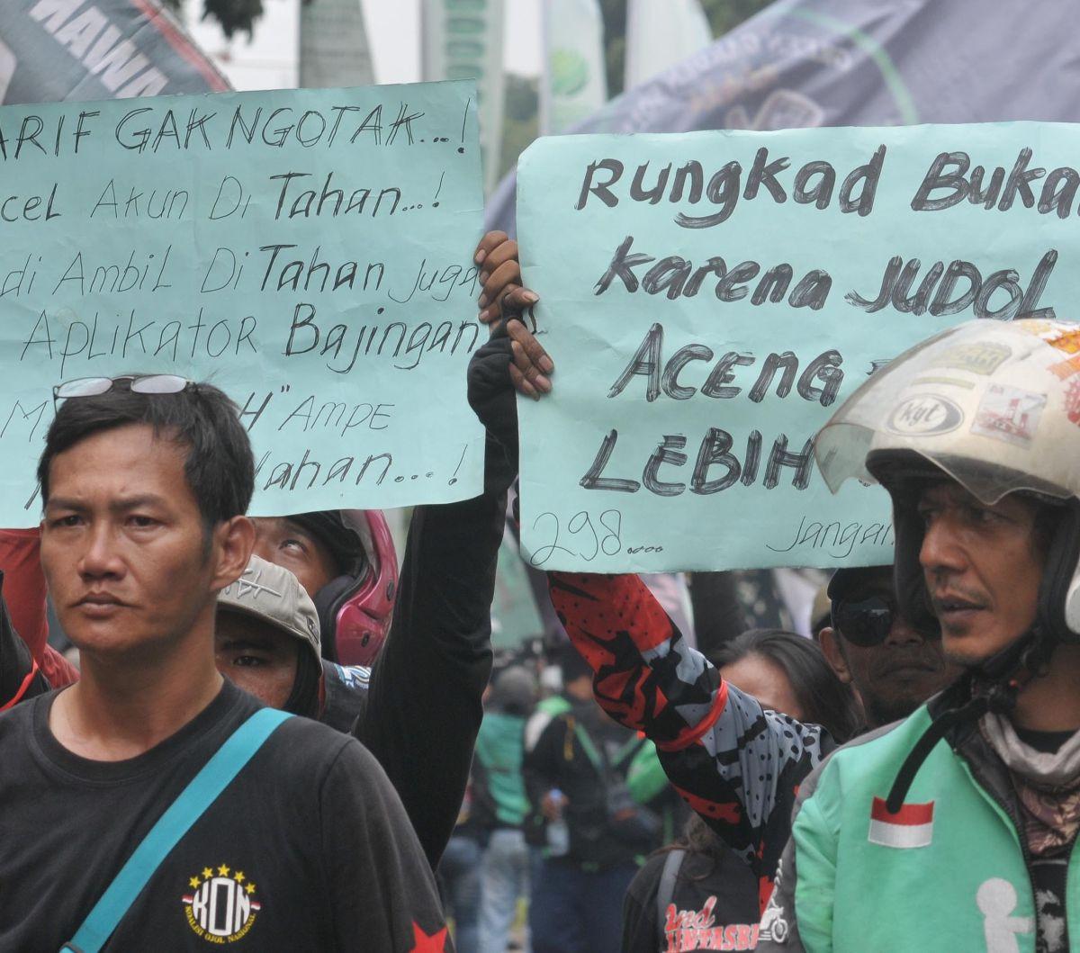 Para pengemudi ojol yang tergabung dalam berbagai komunitas dan organisasi ini menyuarakan keluhan mereka terhadap kebijakan potongan tarif yang diterapkan oleh perusahaan aplikasi ojek online. Dengan membawa berbagai spanduk dan poster, mereka melakukan 