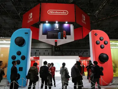 Nintendo memperkenalkan konsol barunya, Switch di Tokyo, Jumat (13/1). Nintendo akan membanderol konsol barunya ini dengan harga 29,980 yen atau sekitar Rp 3,5 juta dan dijual secara global. (AP Photo/ Koji Sasahara)