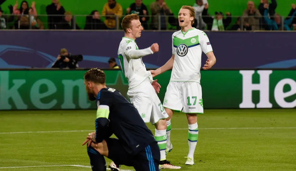 Gelandang Wolfsburg, Maximilian Arnold (tengah) melakukan selebrasi usai mencetak gol kegawang Real Madrid pada liga champions di Stadion Volkswagen Arena, Wolfsburg, Jerman (7/4). Madrid takluk atas Wolfsburg dengan skor 2-0. (Reuters/Fabian Bimmer)