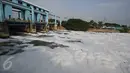 Busa berwarna putih menutupi permukaan air di Pintu Air Marunda Hilir, Jakarta, Selasa (17/5). Pencemaran air tersebut disebabkan pembuangan limbah rumah tangga dan industri secara langsung ke Pintu Air Marunda Hilir. (Liputan6.com/Immanuel Antonius)