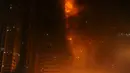 Fotografer mengambil gambar dari insiden kebakaran yang melanda gedung apartemen mewah di Ajman, Uni Emirat Arab (UEA), Senin (28/3). Otoritas setempat belum bisa memastikan dari lantai mana dan apa penyebab kebakaran tersebut. (REUTERS/Stringer)