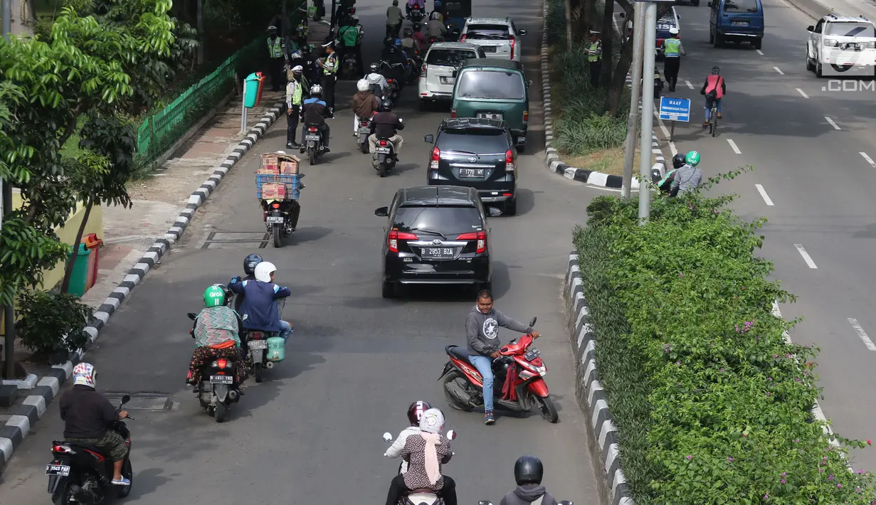 Kendaraan melintas saat petugas menggelar Operasi Keselamatan Jaya 2018  di Jalan Letjen Suprapto, Jakarta Pusat, Senin (5/3). Operasi Keselamatan Jaya 2018 dilakukan selama 21 hari mulai pagi ini sampai dengan 25 Maret 2018. (Liputan6.com/Arya Manggala)