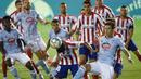 Penyerang Atletico Madrid, Angel Correa, berebut bola dengan penyerang Celta Vigo, Santi Mina, pada laga lanjutan La Liga di Abanca-Balaidos, Rabu (8/7/2020) dini hari WIB. Atletico Madrid ditahan imbang 1-1 oleh Celta Vigo. (AFP/Miguel Riopa)