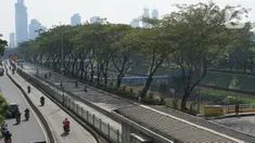 Pengendara sepeda motor menerobos jalur bus transjakarta di kawasan Pasar Rumput, Jakarta, Kamis (25/6/2020). Minimnya penindakan selama PSBB menyebabkan sebagian pemotor nekat masuk ke jalur khusus bus transjakarta tersebut. (Liputan6.com/Immanuel Antonius)