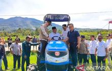 Pemprov Sumbar Salurkan Bantuan Traktor Pertanian Solok, Tingkatkan Efisiensi Petani Pascabencana