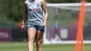 Striker Aston Villa ini dikenal dengan tampilan ala Barbie di lapangan. Rambut Blonde-nya membuat Alisha terlihat kian seksi.  [Instagram/ Alisha Lehman]