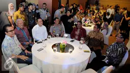 Kapolri Jenderal Tito Karnavian tampak hadir saat konferensi pers peluncuran CD kolaborasi Artis Indonesia di Jakarta, Selasa (20/12). CD kolaborasi tersebut sebagai kontribusi positif untuk merawat kebhinekaan Indonesia.(Liputan6.com/Gempur M Surya)