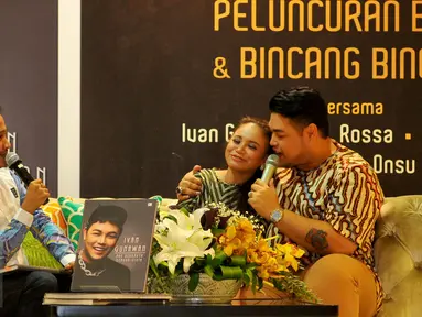 Perancang busana Ivan Gunawan memeluk penyanyi yang juga mantan kekasihnya, Rossa saat meluncurkan buku Aku Berkarya Dengan Cinta, Jakarta, Rabu (11/11). Ivan merilis buku untuk memperingati 10 tahun karirnya di bidang fashion (Liputan6.com/Faisal R Syam)