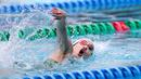 Dara kelahiran Jerman tersebut mengambil urutan ketiga untuk masuk ke dalam kolam. Cinta Laura mampu menyusul bahkan mengungguli lawan-lawannya saat berenang menuju perenang terakhir yang diambil oleh Tarra Budiman. (Bola.com/Bagaskara Lazuardi)